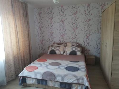 1 dormitorio pequeño con 1 cama en una habitación en Cazare la Corbu, en Corbu