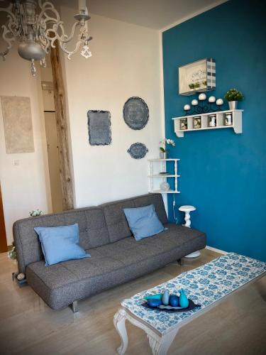 a living room with a couch and blue walls at Ravenna d'Amare in Marina di Ravenna
