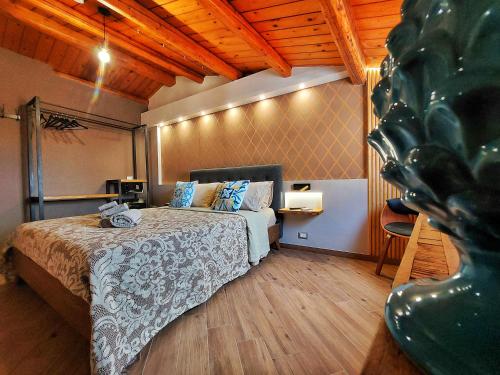 1 dormitorio con 1 cama en una habitación con techos de madera en Bed and Breakfast L&P, en Cefalú