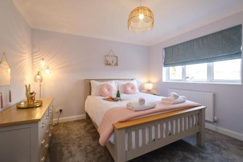 Posteľ alebo postele v izbe v ubytovaní 2 Hillcrest - Aldeburgh Coastal Cottages