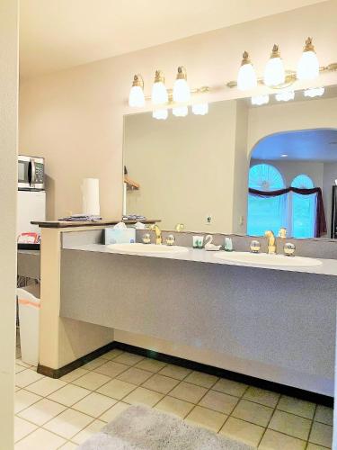 Η κουζίνα ή μικρή κουζίνα στο Breakers Boutique Inn