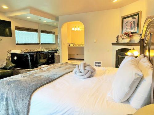 Ένα ή περισσότερα κρεβάτια σε δωμάτιο στο Breakers Boutique Inn