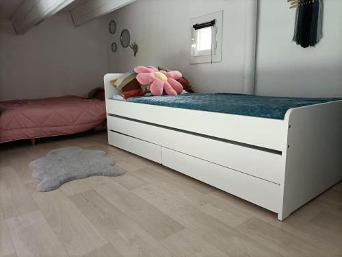 une chambre avec un lit blanc et un tapis dans l'établissement Résidence les Estivales, au Cap d'Agde