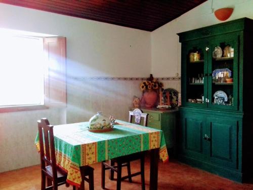 comedor con mesa y armario verde en Linhal das Meias - São José das Matas, 