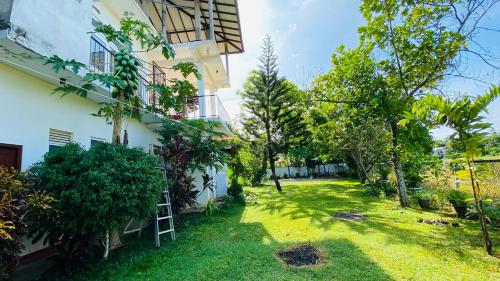 Сад в Owin Rose Yala Safari Hotel