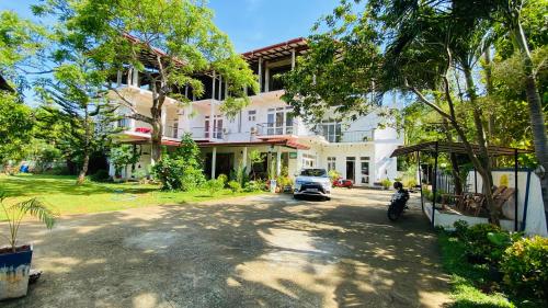- Vistas a una casa desde la calle en Owin Rose Yala Safari Hotel en Tissamaharama