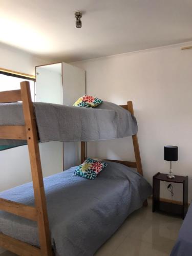 een slaapkamer met 2 stapelbedden en een spiegel bij Cabaña de 1 ambiente para hasta 4 personas in Putaendo