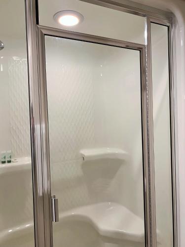 Ένα μπάνιο στο Breakers Boutique Inn