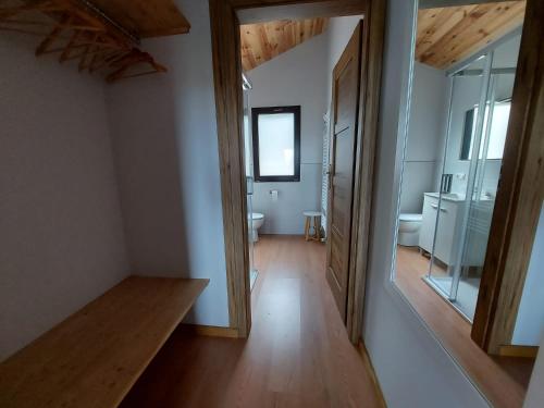 an empty room with a mirror and a bathroom at Casa Rural Alta Ladera in Hoyos del Espino