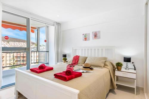 - une chambre avec un lit et 2 serviettes rouges dans l'établissement 76 Los Cristianos first sea line, Wi Fi, à Los Cristianos