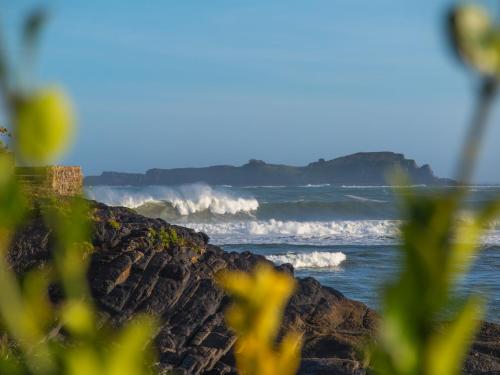 a view of the ocean with waves crashing at Hotel Branka in Mundaka