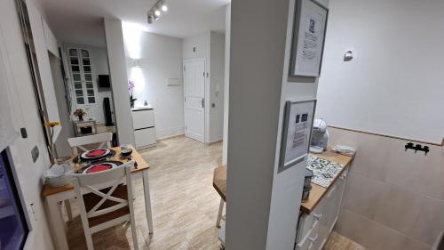 eine kleine Küche mit einem Tisch und einer Arbeitsplatte in der Unterkunft La Casita del Arco Ático in San Pedro