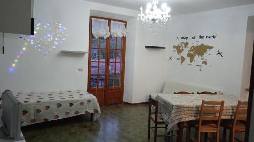 una habitación con dos mesas y un mapa del mundo en la pared en Casa Elena II en Lerici