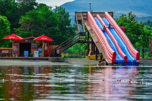 Un groupe de gonflables est assis dans l'eau dans l'établissement Appartement montagne LE FLOCON, à Saint-Michel-de-Chaillol