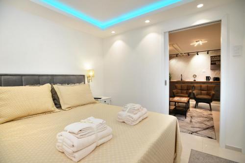 een slaapkamer met een bed met handdoeken erop bij River&Bike Apartment in Belgrado