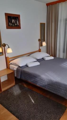 Un pat sau paturi într-o cameră la Apartment Mila