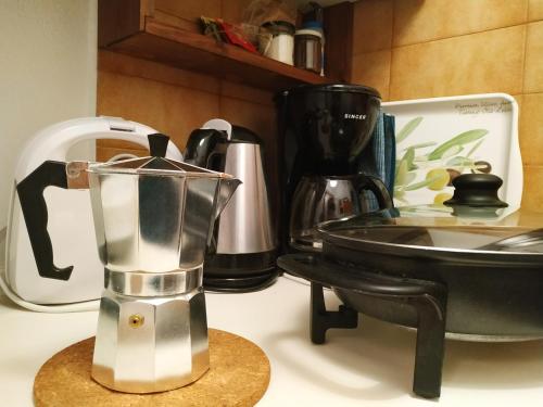 Set per la preparazione di tè e caffè presso Fetsis Apartments
