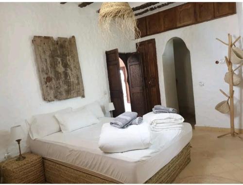 - une chambre avec un lit blanc et des serviettes dans l'établissement RIAD - Jnan Bnati - Pool, à Marrakech