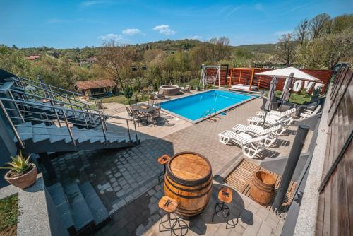 Výhľad na bazén v ubytovaní Kuća za odmor Mladen i Martina alebo v jeho blízkosti