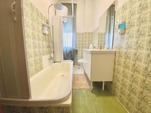 La salle de bains est pourvue d'une baignoire et d'un lavabo. dans l'établissement Guest House Service - Express Airport Apartment, à Modugno