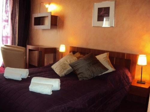 ein Schlafzimmer mit einem großen lila Bett mit Kissen in der Unterkunft Silesia in Mienzebrosche