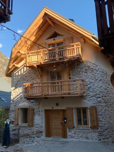 a building with a balcony on top of it at Maison Cluaran in Vénosc