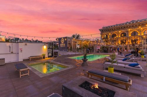 a courtyard with a swimming pool and a building at One Lux Stay HWH Downtown Los Angeles in Los Angeles
