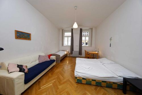 sala de estar con 2 camas y sofá en Apartments Truhlarska 31, en Praga