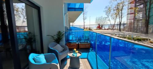 balcón con vistas a la piscina en Aquarius Holiday Boszkowo Apartamenty, en Boszkowo
