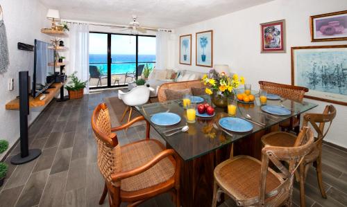 sala de estar con mesa de comedor y sillas en Cozy Penthouse apartment with ocean view, en Cancún