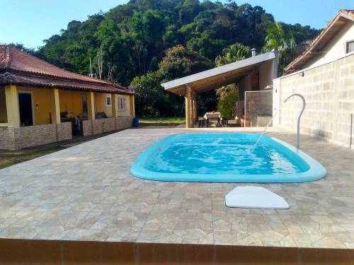 a swimming pool in the middle of a yard at Chácara Portal dos Anjos in Cunha