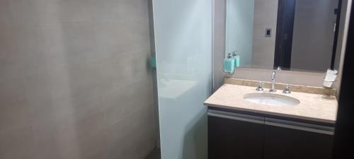 y baño con lavabo y espejo. en Edificio quinta sur 3 en Mendoza