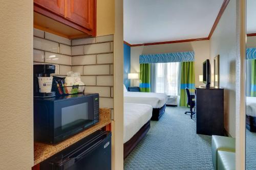 A bed or beds in a room at Best Western Plus Woodway Waco South Inn & Suites