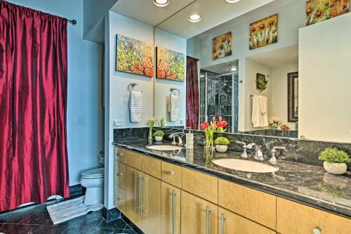 Кухня или мини-кухня в Luxe 28th-Floor S Tower Condo Ocean and SpaceX View
