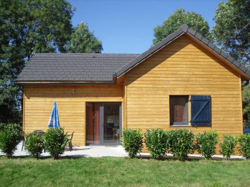 Photo de la galerie de l'établissement Gîte chalet bois avec spa privatif, à Mauriac