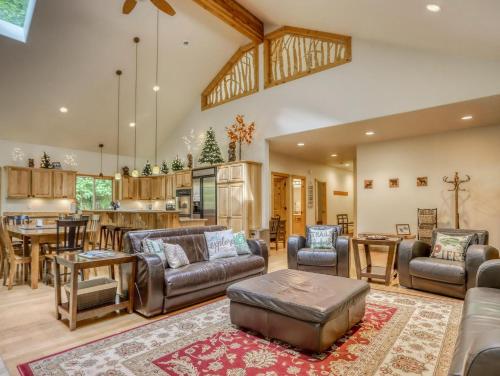 a large living room with furniture and a kitchen at Barlow Trail Lodge - Meredith Lodging in Rhododendron