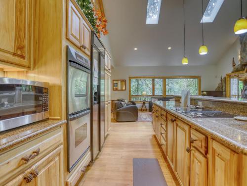 a kitchen with wooden cabinets and stainless steel appliances at Barlow Trail Lodge - Meredith Lodging in Rhododendron
