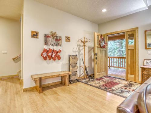 a living room with a bench and a porch at Barlow Trail Lodge - Meredith Lodging in Rhododendron