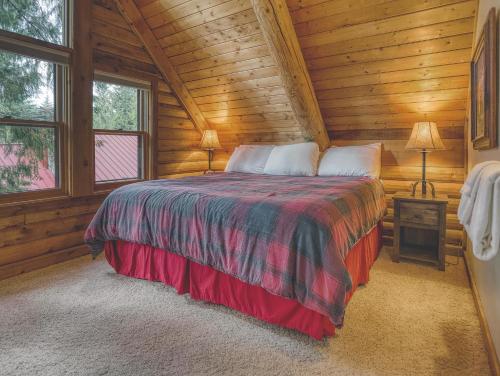 Кровать или кровати в номере Cedarwood Lodge