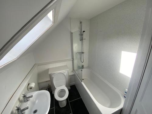 Bilik mandi di Scalloway, Waterside 2-bed, 2-ensuite apartment, great views