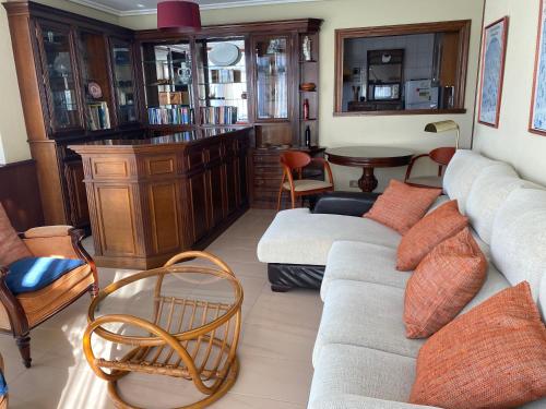 sala de estar con sofá y sillas en Piso grande en LLANES con garaje, en Llanes