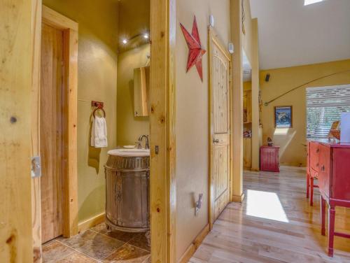 Ένα μπάνιο στο Salmon River Chalet - Meredith Lodging
