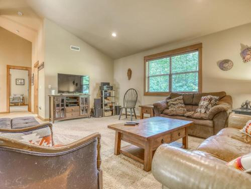 a living room with couches and a coffee table at Zigzag Mountain Lodge - Meredith Lodging in Rhododendron
