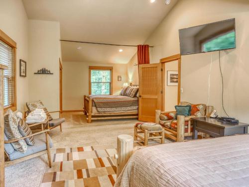 a bedroom with a bed and a living room at Zigzag Mountain Lodge - Meredith Lodging in Rhododendron