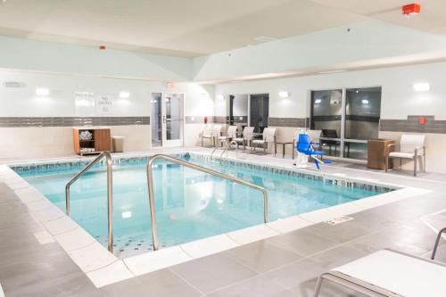 The swimming pool at or close to Holiday Inn Express & Suites Dayton East - Beavercreek