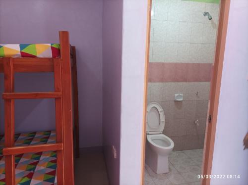 Kúpeľňa v ubytovaní Family Barkada room A Jay Henry Transient house, Pagudpud ,BLUE LAGOON BEACH