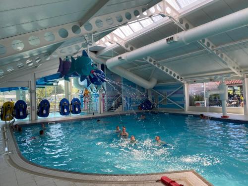 uma grande piscina com pessoas na água em Deluxe 3 bedroom caravan in Haven's Seton Sands Holiday Village,Wifi em Port Seton