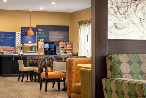 Area tempat duduk di Holiday Inn Express Hotel & Suites Edmond, an IHG Hotel