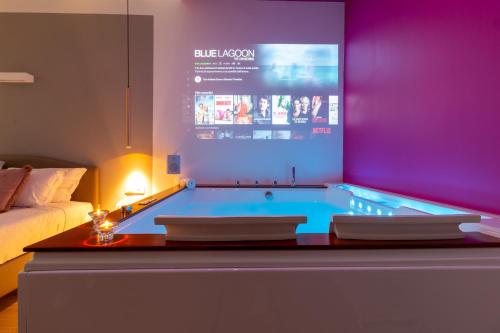 una gran piscina en una sala de estar con paredes moradas en 4 Star Suite SPA - Self Check-In en Bolonia