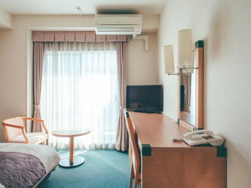 Televisyen dan/atau pusat hiburan di Kuretake Inn Okayama